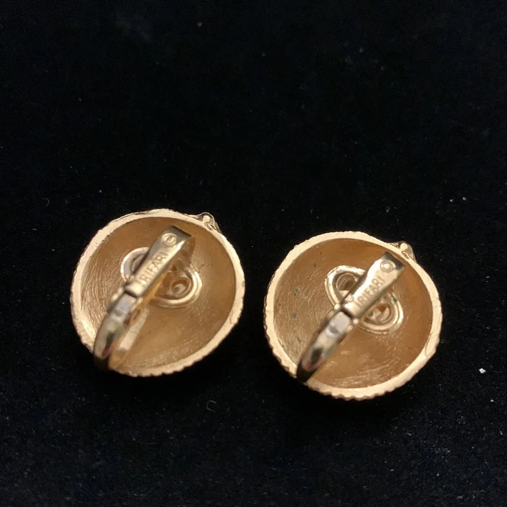 CROWN‎ TRIFARI GOLD TONE SEASHELL CLIP-ON EARRINGS